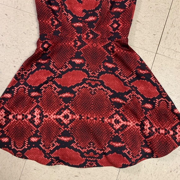 NBD x NAVEN TWINS Womens‎ Sz XS Snake Print One Shoulder Flirt Fit & Flare Dress - Picture 7 of 11